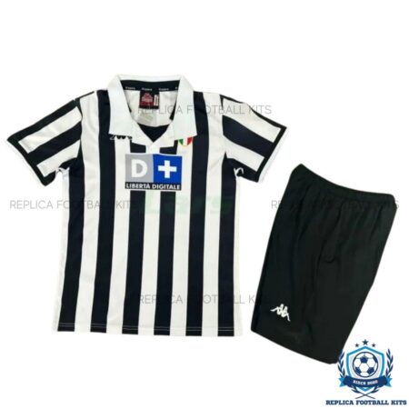 Retro Juventus Home Kids Replica Kit 98/99 - front view
